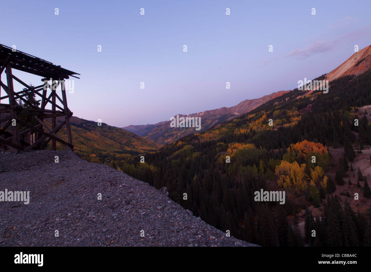 Roter Berg und Yankee Girl Mine in der Nähe von Ouray, Colorado. Stockfoto