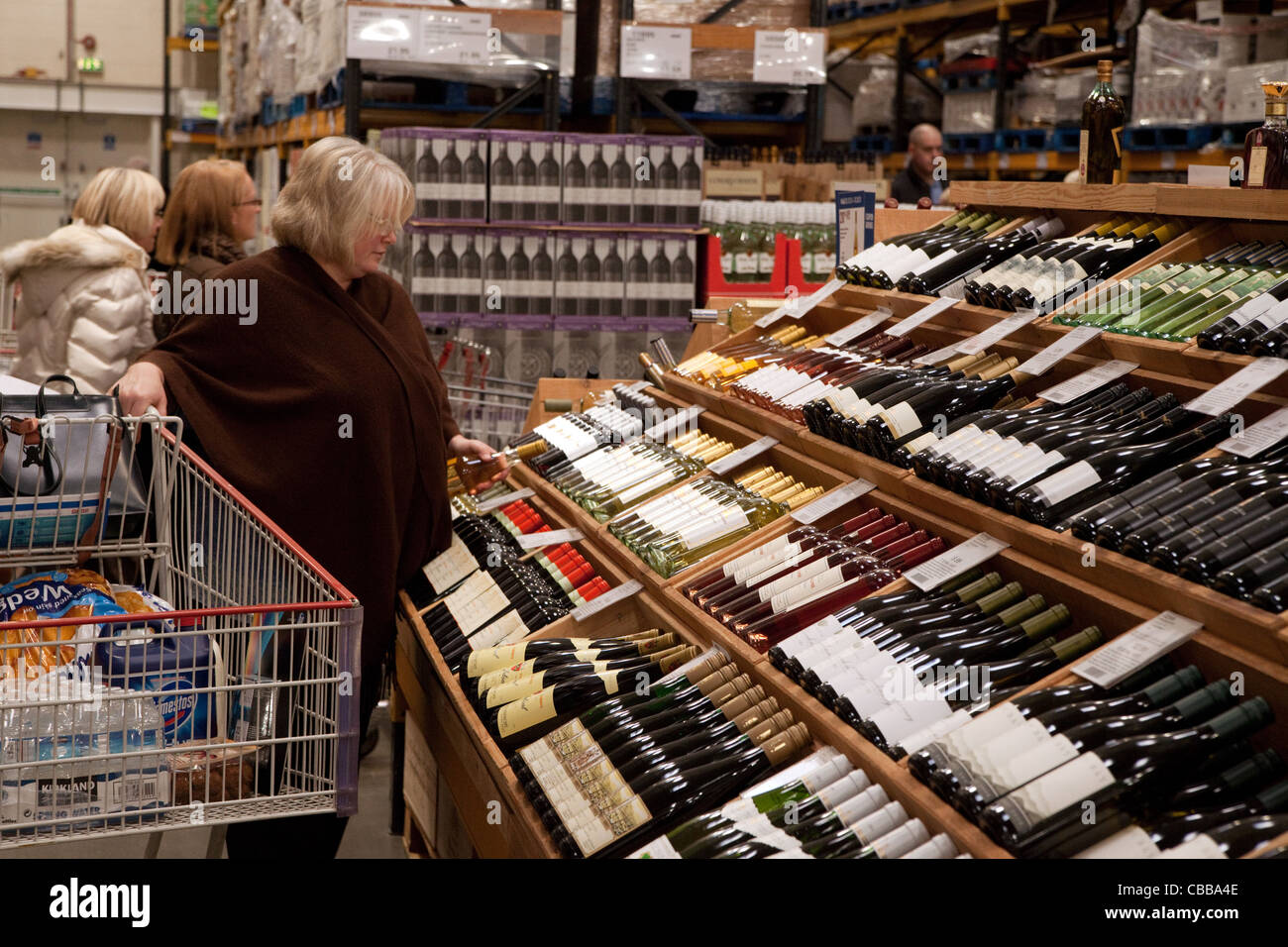 Frauen kaufen Wein in einem Costco Rabatt Lager speichern, am See, UK Stockfoto