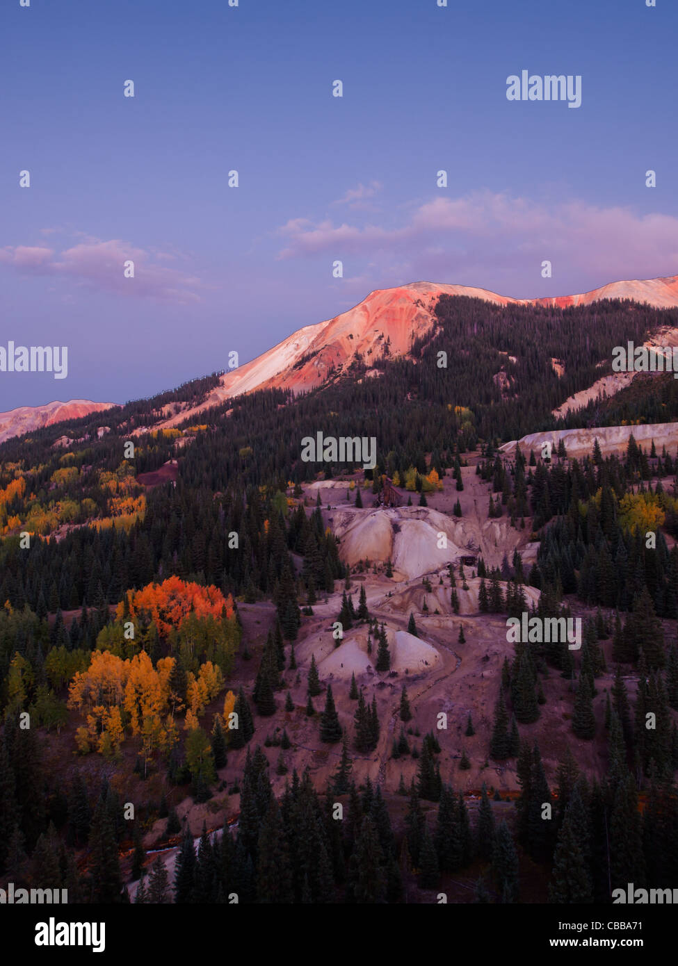 Roter Berg und Yankee Girl Mine in der Nähe von Ouray, Colorado. Stockfoto
