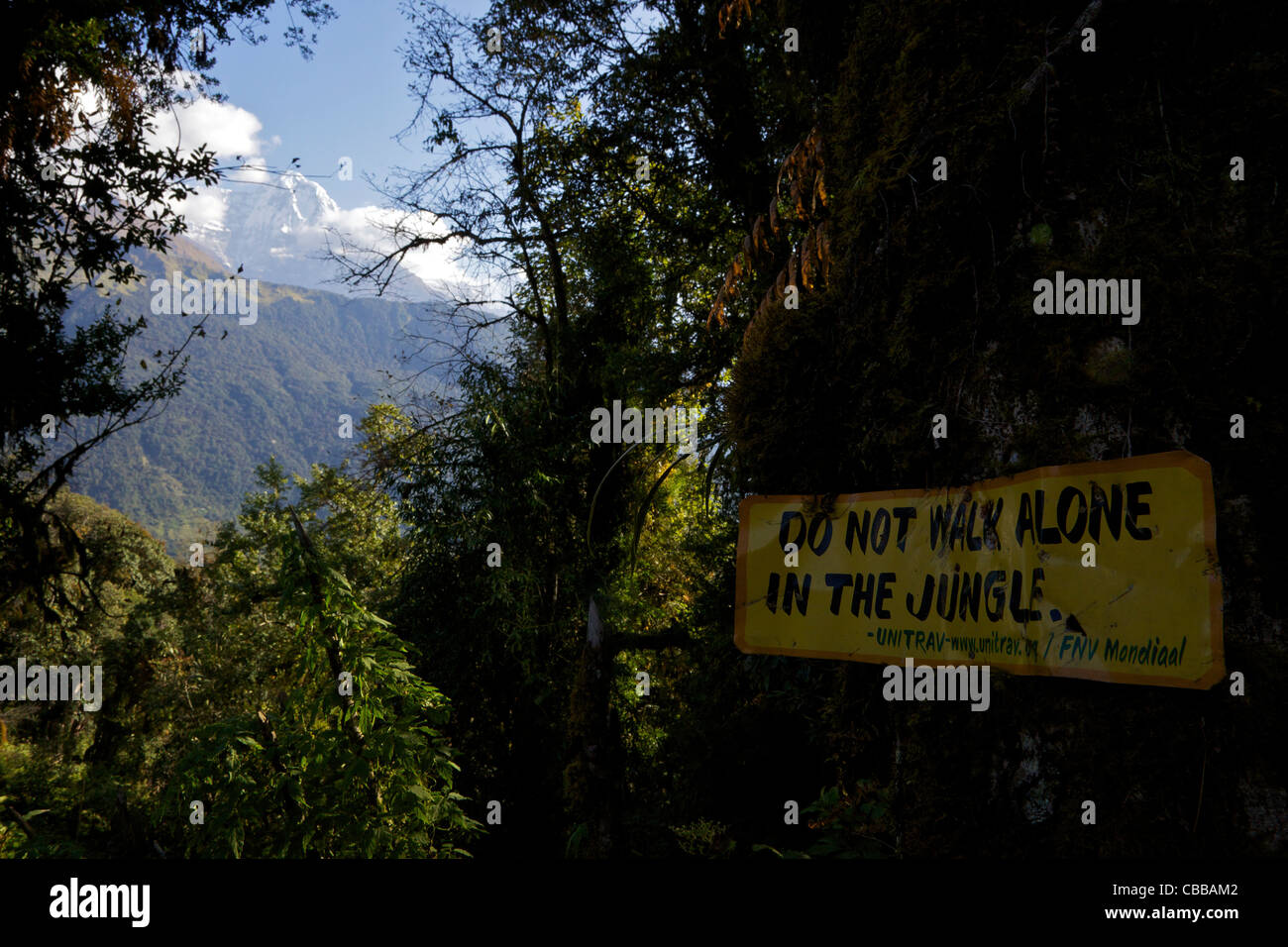 Schild mit der Aufschrift "Nicht allein im Dschungel gehen", Trekking von Tadapani nach Ghandruk, Annapurna Sanctuary Region, Nepal, Asien Stockfoto