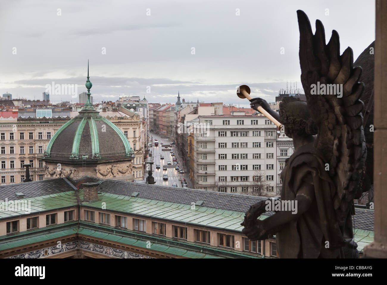 Statue auf dem Dach des Nationalmuseums in Prag, Tschechische Republik, 14. Januar 2011. (CTK Foto/Josef Horazny) Stockfoto