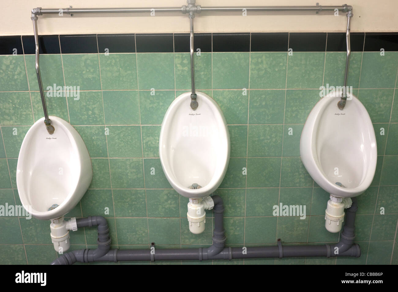 Linien der Urinale in Mens öffentliche Toilette Stockfoto