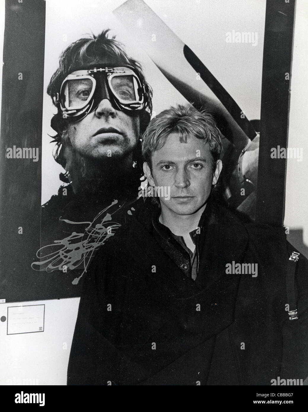 DIE Polizei Andy Summers mit Selbstbildnis mit Ausstellung seiner Fotos in der Londoner Hamilton Gallery, 1983. Foto-Gabor Scott Stockfoto