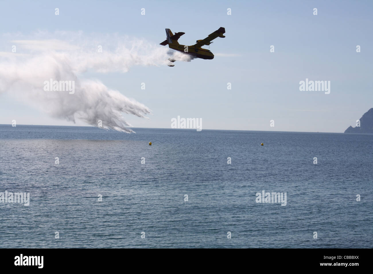 Notfall Feuer Flugzeuge Praxis raffte Wasser aus dem Meer ziehen und dort ablegen Stockfoto