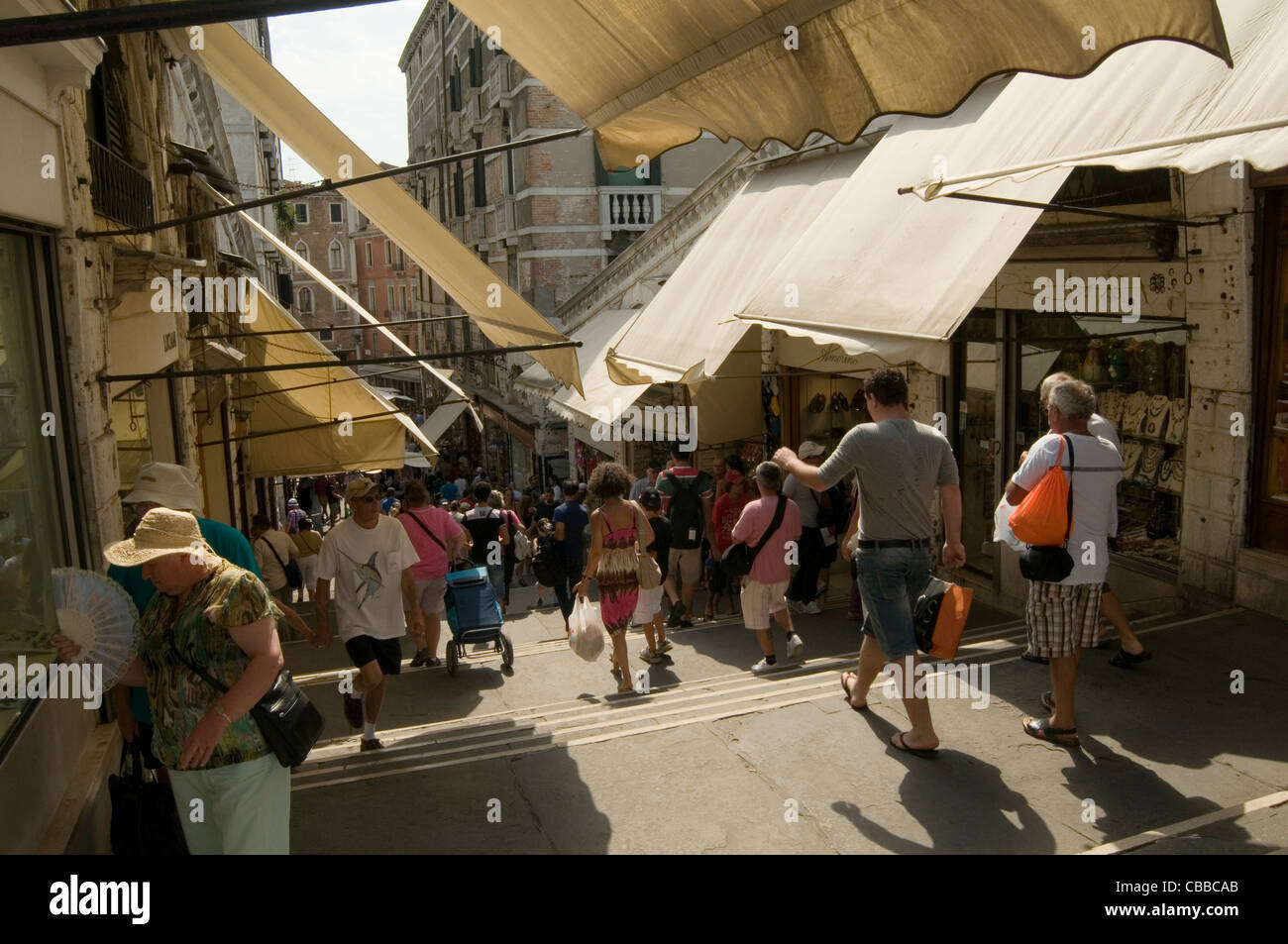 Touristen auf der Rialto-Brücke in Venedig Tourismus Touristen Italien Italienisch Stockfoto
