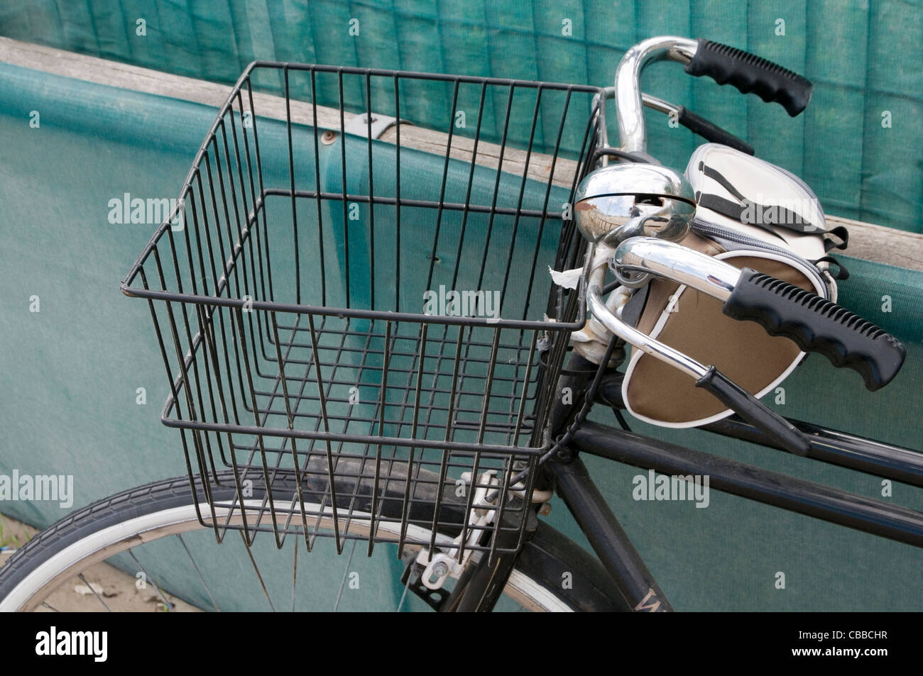 Korb Fahrrad Zyklus Fahrräder Zyklen tragen Drahtkörbe Stockfotografie -  Alamy