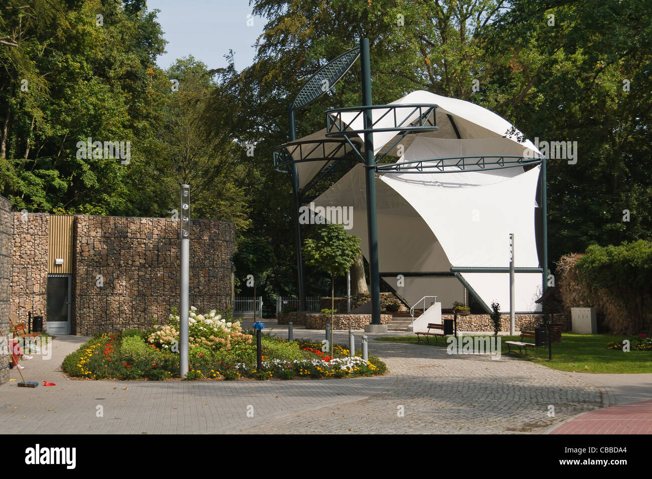 Lagow - kleine touristische Stadt in Westpolen. Open Air Kino. Stockfoto