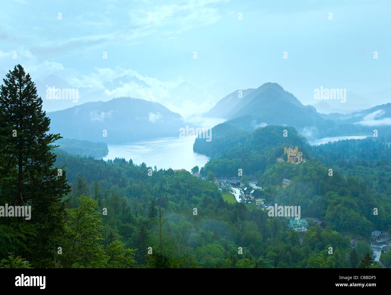 Wolkenbruch über dem historischen mittelalterlichen Schloss Neuschwanstein in Bayern (Deutschland). Blick vom Schloss Neuschwanstein. Stockfoto