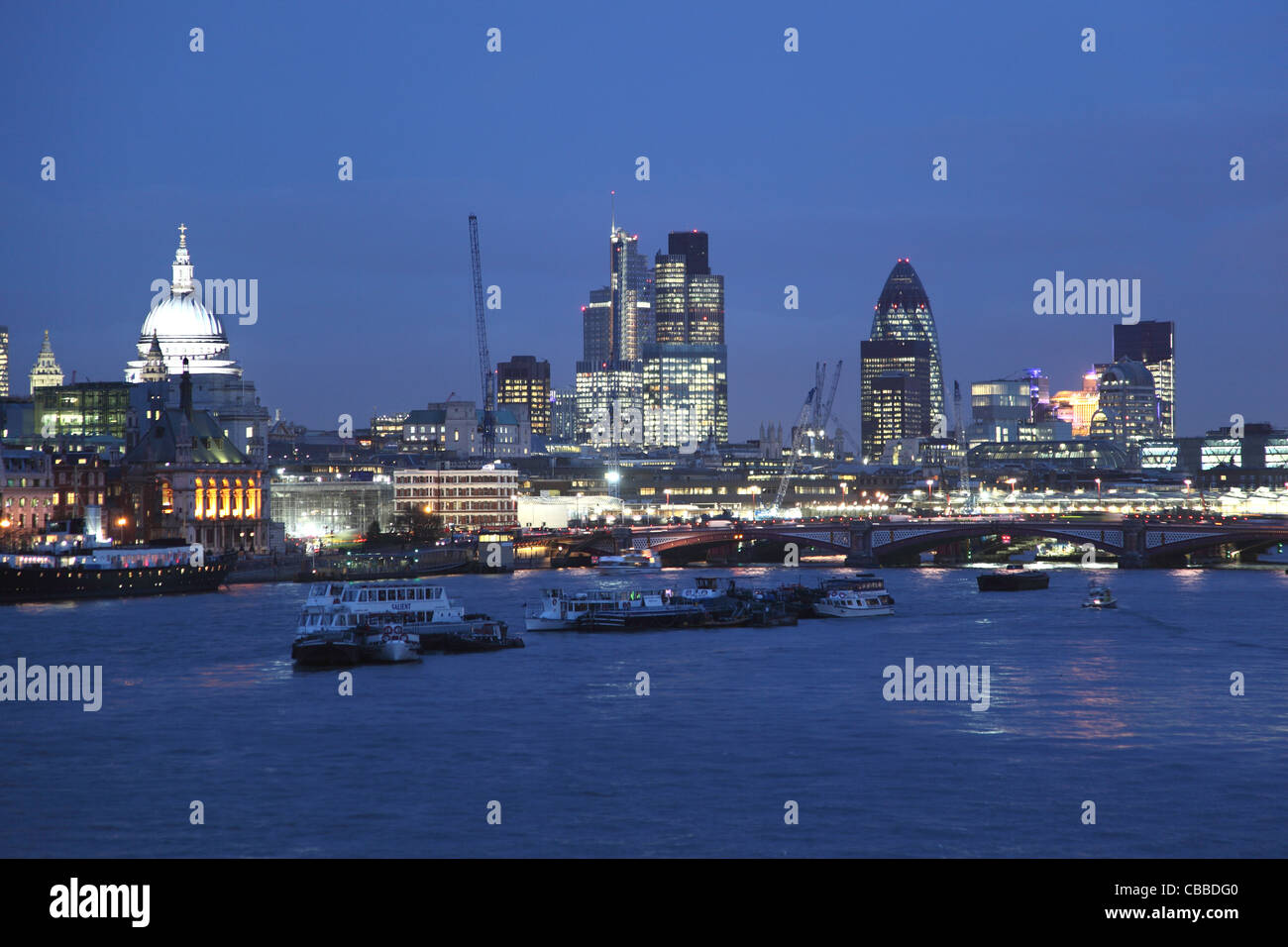 Stadt von London Skyline bei Nacht mit Themse und St Pauls Cathedral von Waterloo Bridge gesehen. Stockfoto