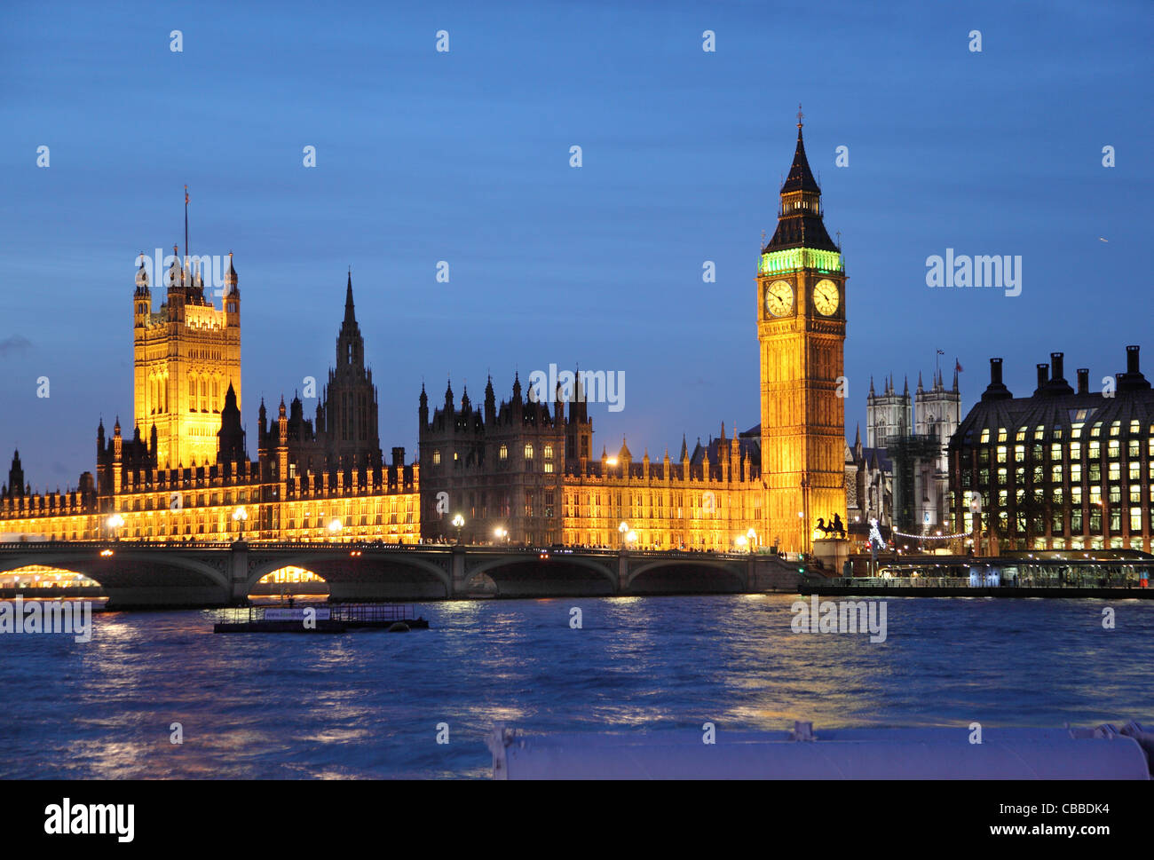 Houses of Parliament, Big Ben, Themse und Westminster Abbey bei Nacht. Stockfoto