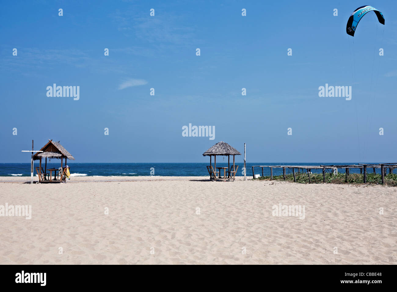 Der Strand von Thailand ist mit Bambushütten und Windsurfern aus dem Blick verlassen. S.E. Asien Stockfoto
