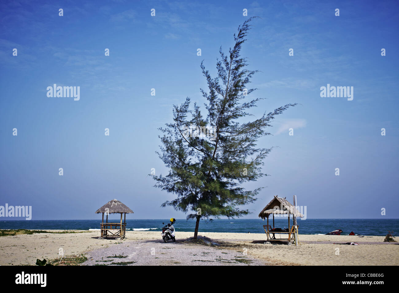 Thailand Beach in Pak Nam Pran, Hua hin, verlassen mit Bambushütten, weißem Sand und blauem Sommerhimmel. Tropischer Veranstaltungsort in Südostasien Stockfoto