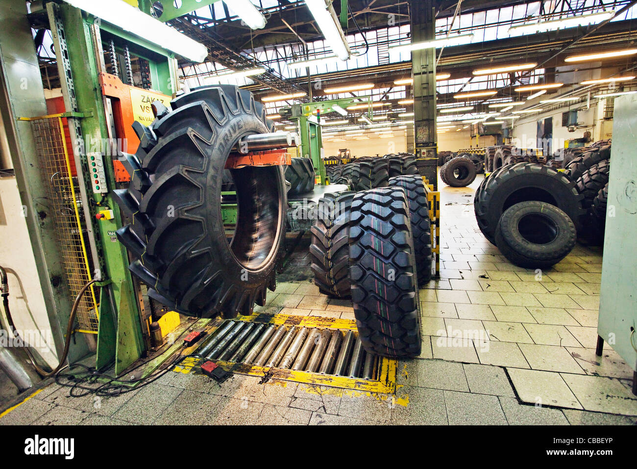 Produktion von Reifen in Prag-Fabrik der Firma Mitas. Mitas, die  Spitzengruppe in der Gummiindustrie in der Tschechischen Republik  Stockfotografie - Alamy