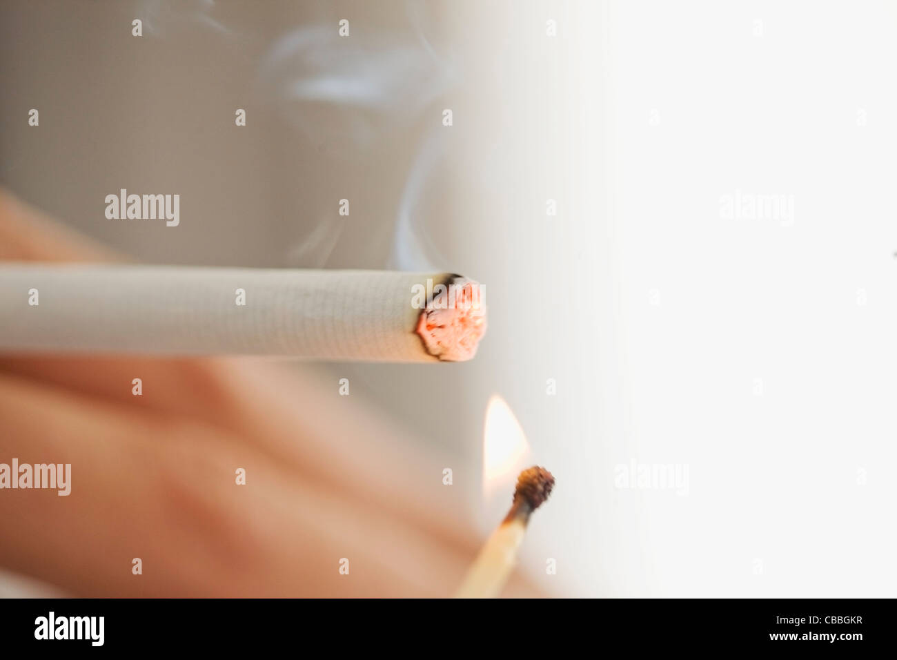 Nahaufnahme von Frau Beleuchtung Zigarette Stockfoto