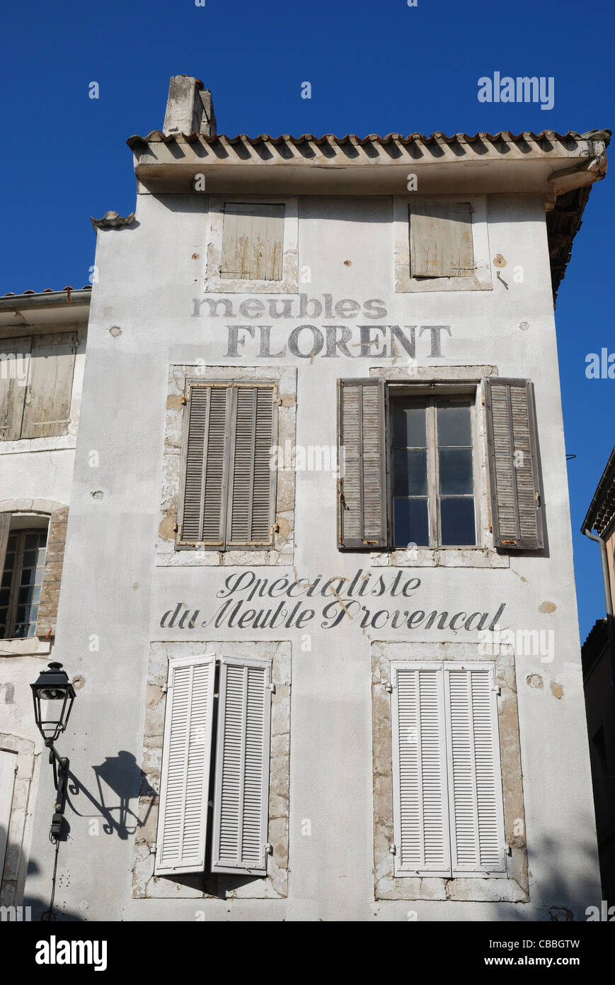 Eine unverwechselbare Möbel-Shop im Zentrum von L'Isle Sur la Sorgue, Vaucluse, Provence, Frankreich. Stockfoto Eine unverwechselbare Möbel-Shop im Zentrum von L'Isle Sur la Sorgue, Vaucluse, Provence, Frankreich. Stockfoto