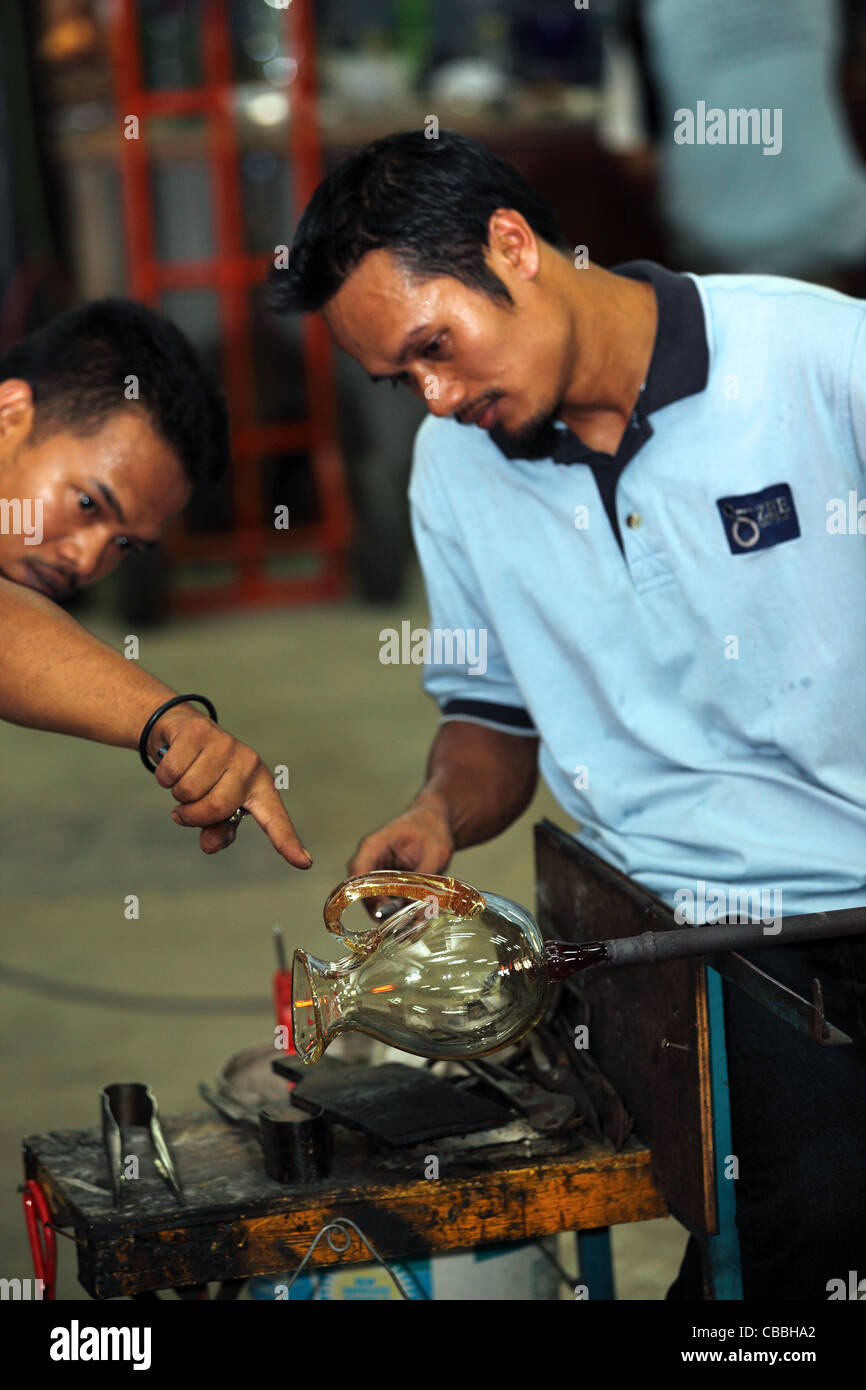 Glasbläserei in einem Kristall-Studio. Langkawi, Kedah, Malaysia, Süd-Ost-Asien, Asien Stockfoto