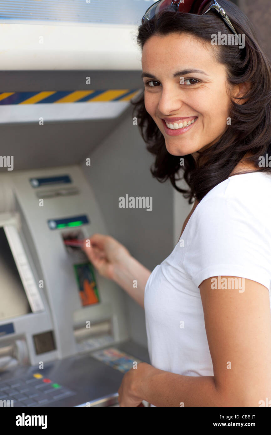 Frau am Geldautomaten Stockfoto