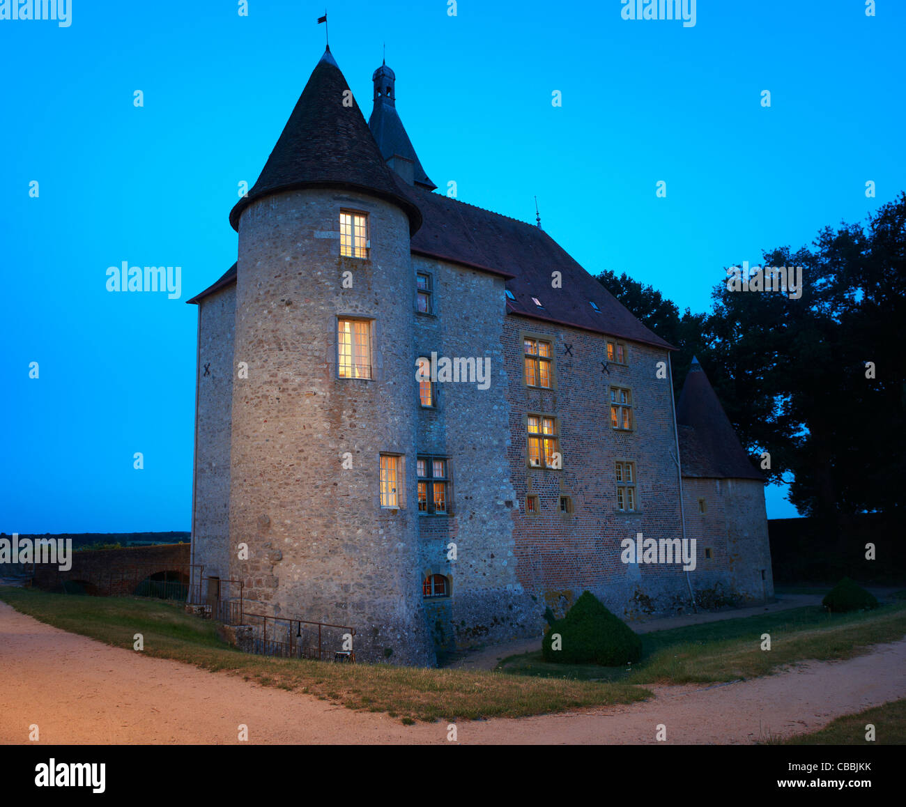 Steinhaus nachts beleuchtet Stockfoto