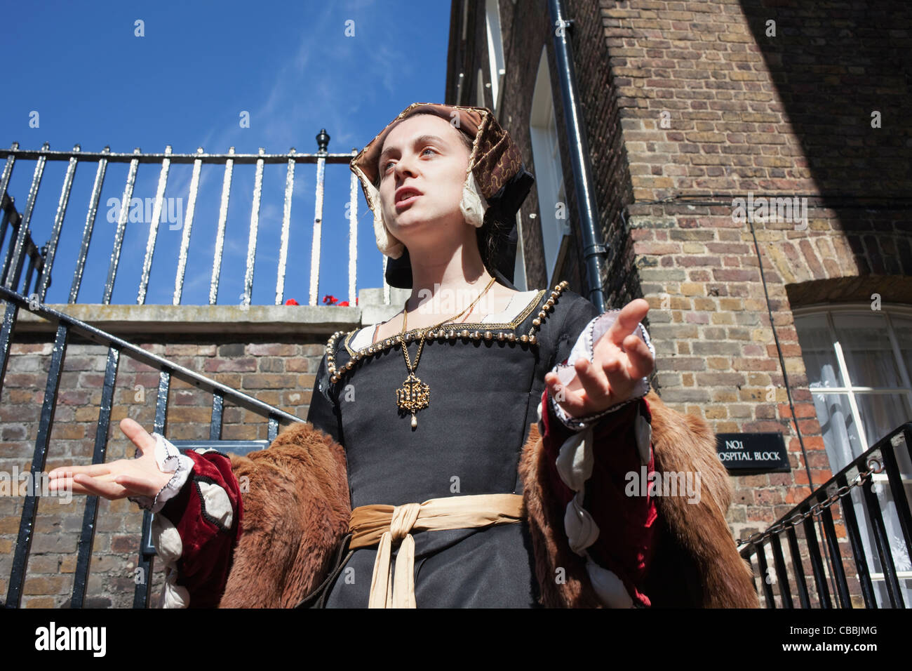England London Tower Of London Schauspieler In Historischen Kostumen Aus Der Studie Von Anne Boleyn Zeigen Stockfotografie Alamy