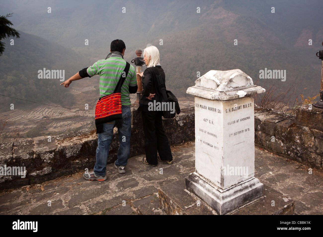 Indien, Nagaland, Khonoma, touristische und Guide am britischen Memorial to 1879 Krieg gegen die Nagas Stockfoto