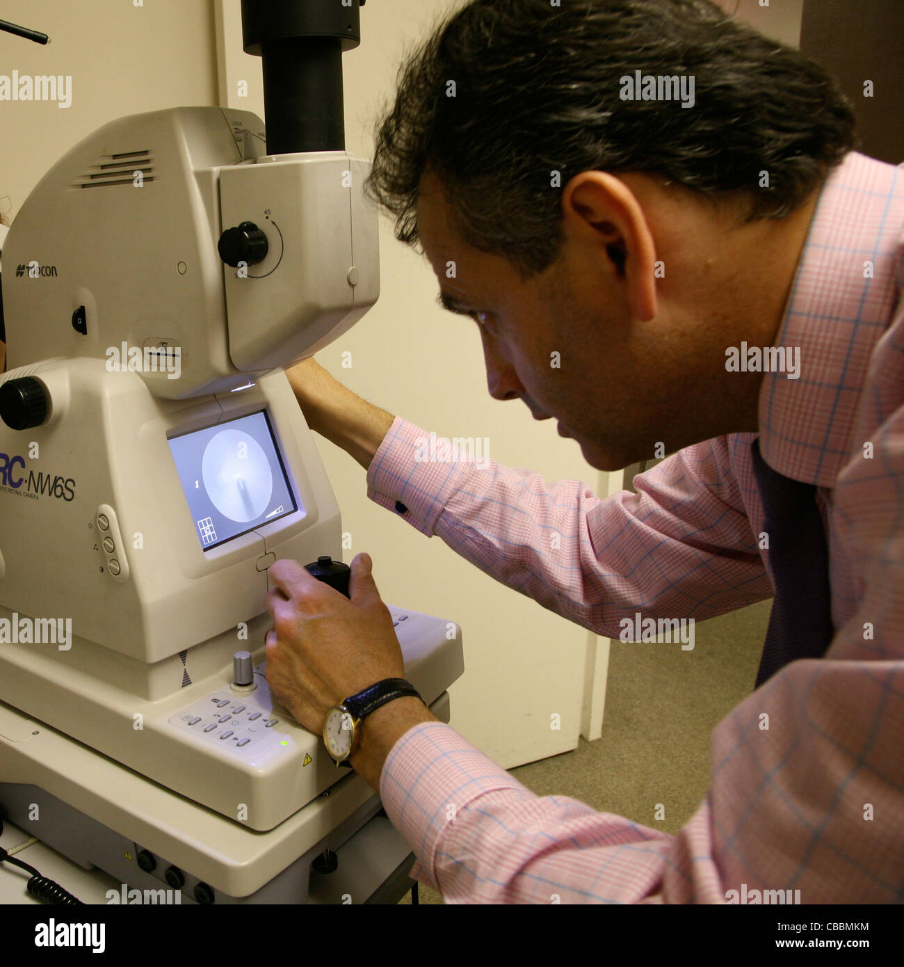 Optiker verwendet retinalen Kamera-Ausrüstung Stockfoto