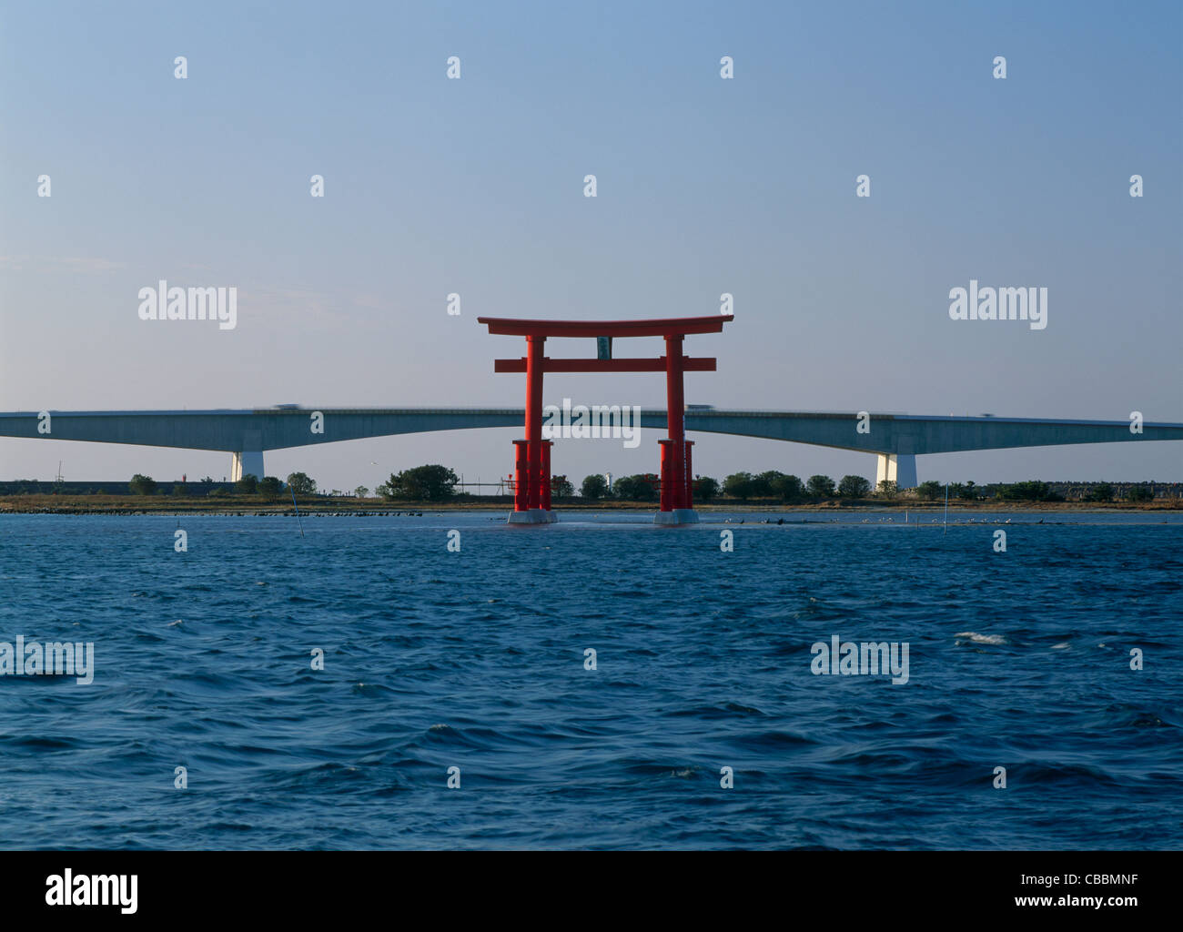 Torii-Tor und Hamana Brücke, Hamamatsu, Shizuoka, Japan Stockfoto