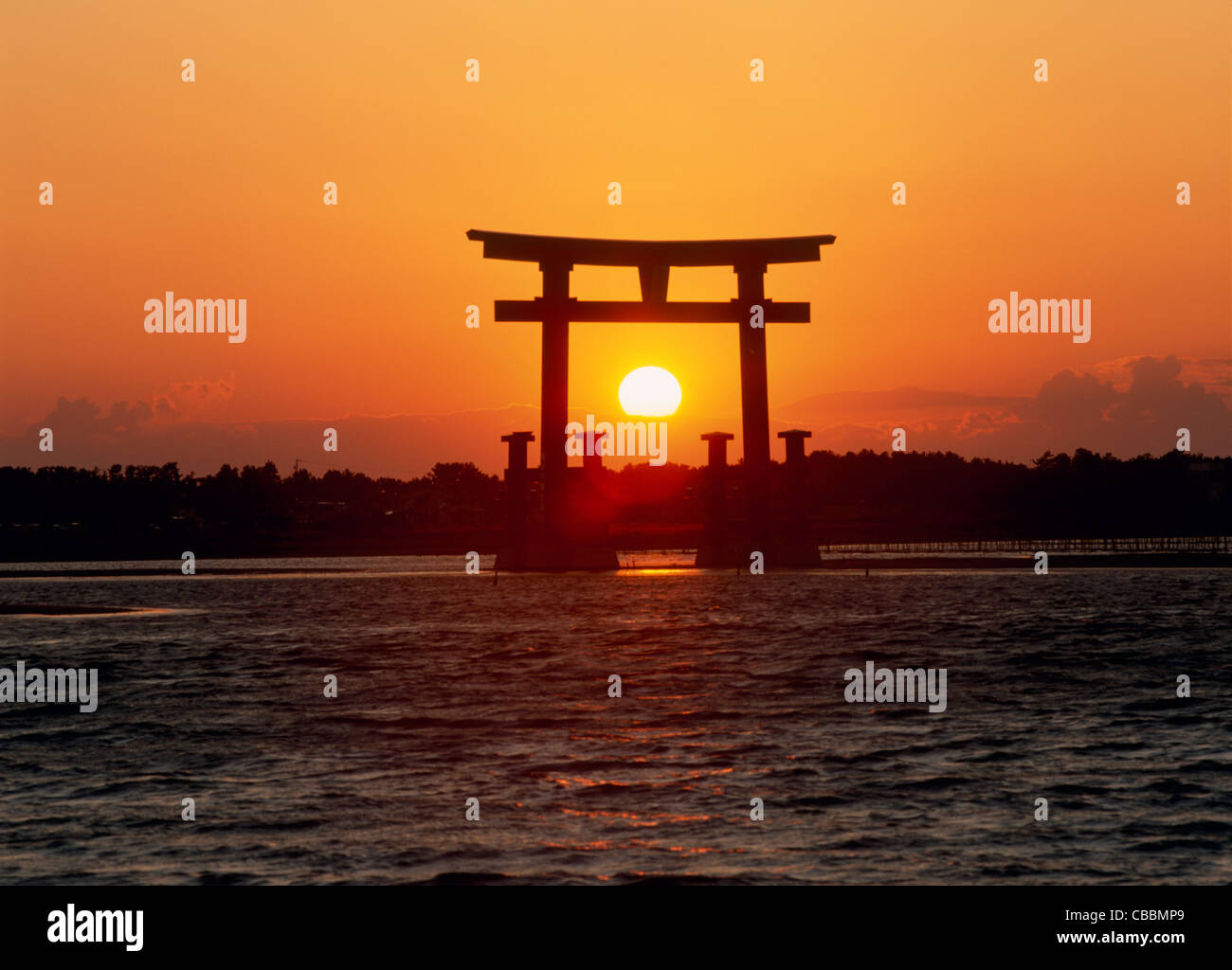 Abendsonne und Torii-Tor am Lake Hamana, Hamamatsu, Shizuoka, Japan Stockfoto