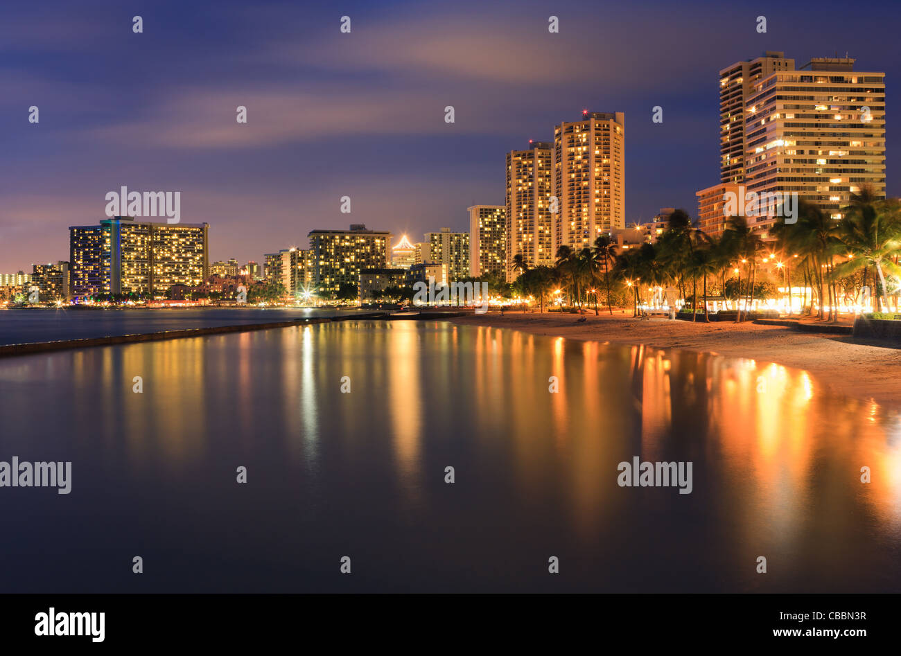 Sonnenuntergang am berühmten Waikiki Beach, Honolulu, Oahu, Hawaii Stockfoto