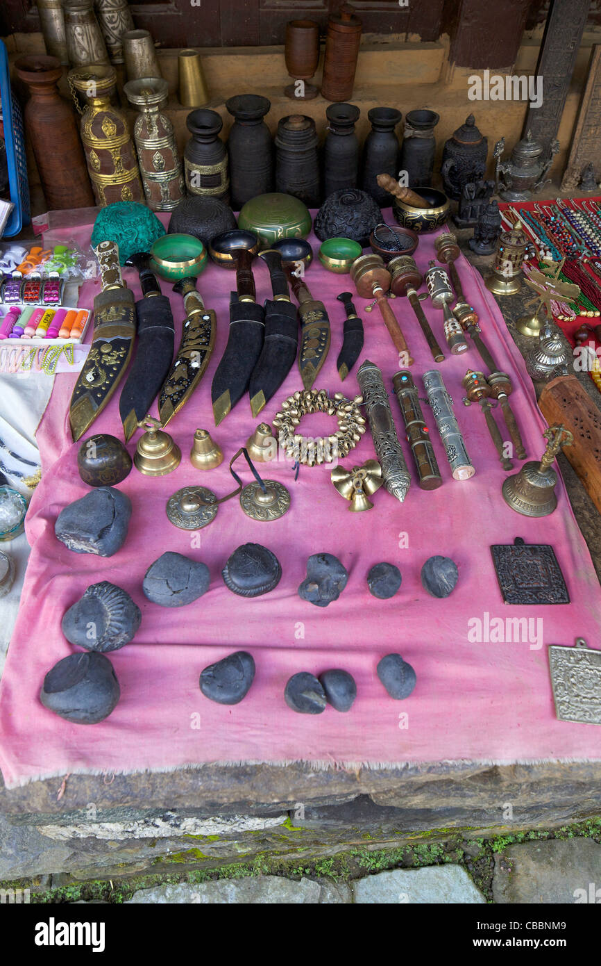 Typische Souvenirs und Geschenke für den Verkauf an Wanderer, am Straßenrand stand, Ulleri Dorf, Annapurna Sanctuary Region, Himalaya, Nepal, Stockfoto