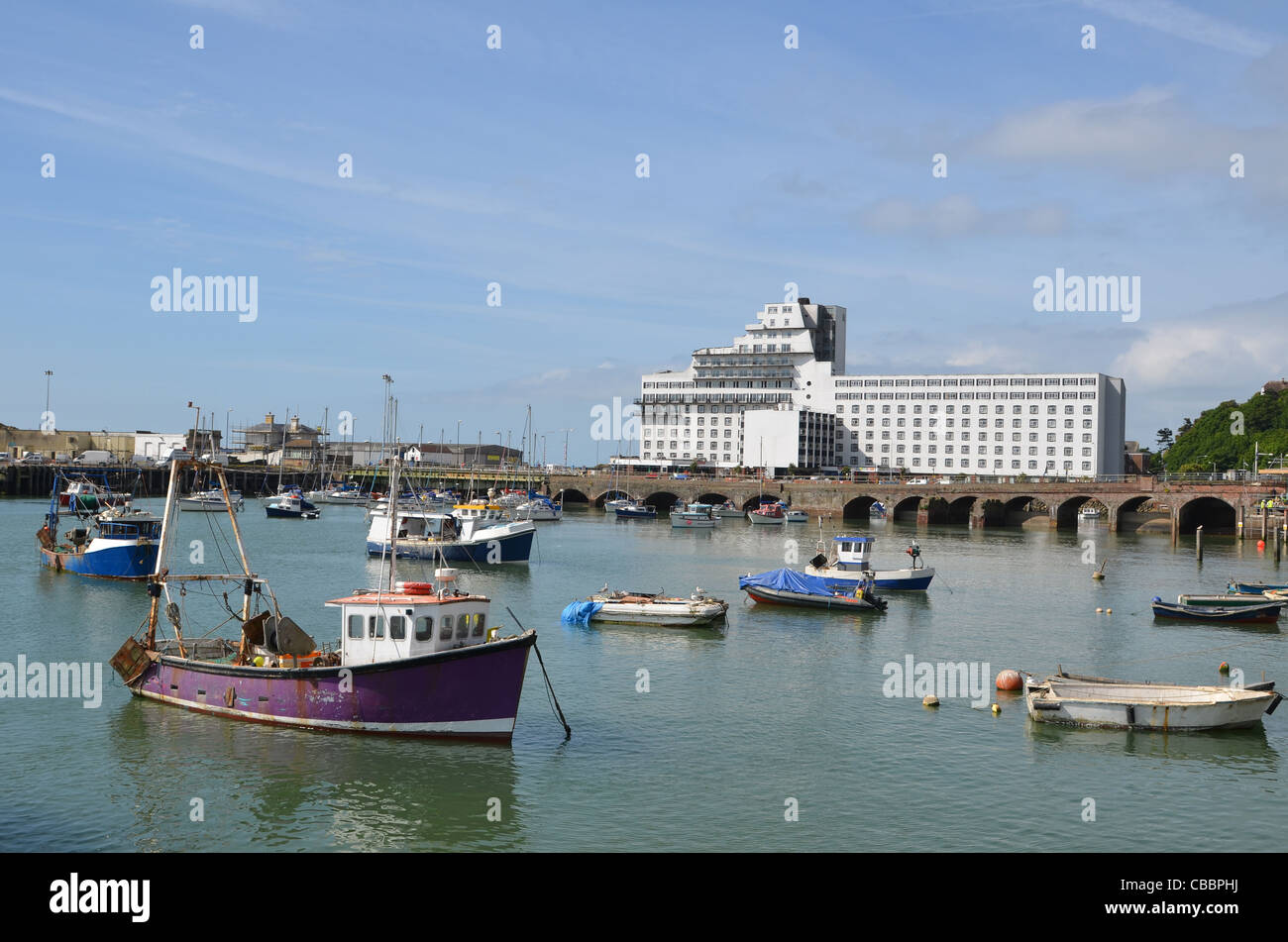 Der Innenhafen bei Folkestone, Kent, UK, -ehemalige gegenüber dem Hafen Eisenbahnviadukt und eines Hotels der Stadt. Stockfoto