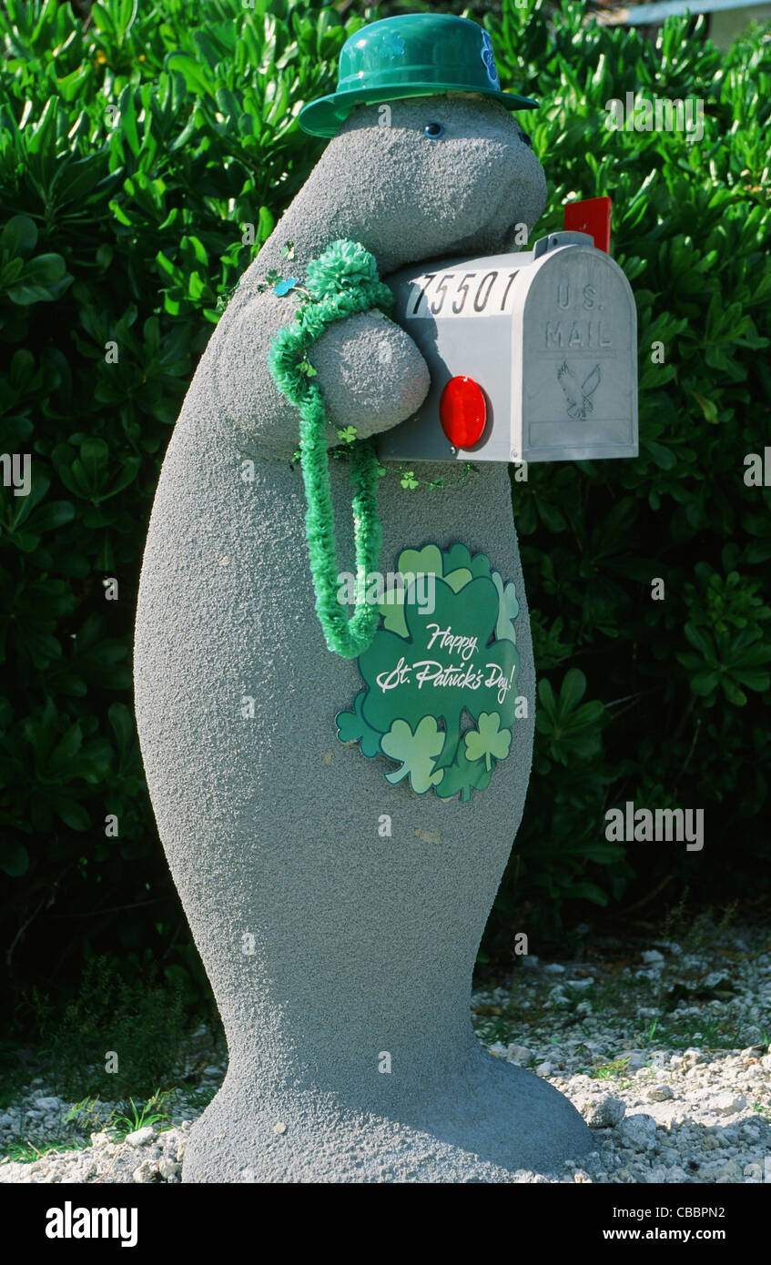 Seekuh-förmigen Briefkasten eingerichtet für BSt. Patricks Tag Mitte März gesehen am unteren Matecumbe Key der Florida Keys, USA Stockfoto