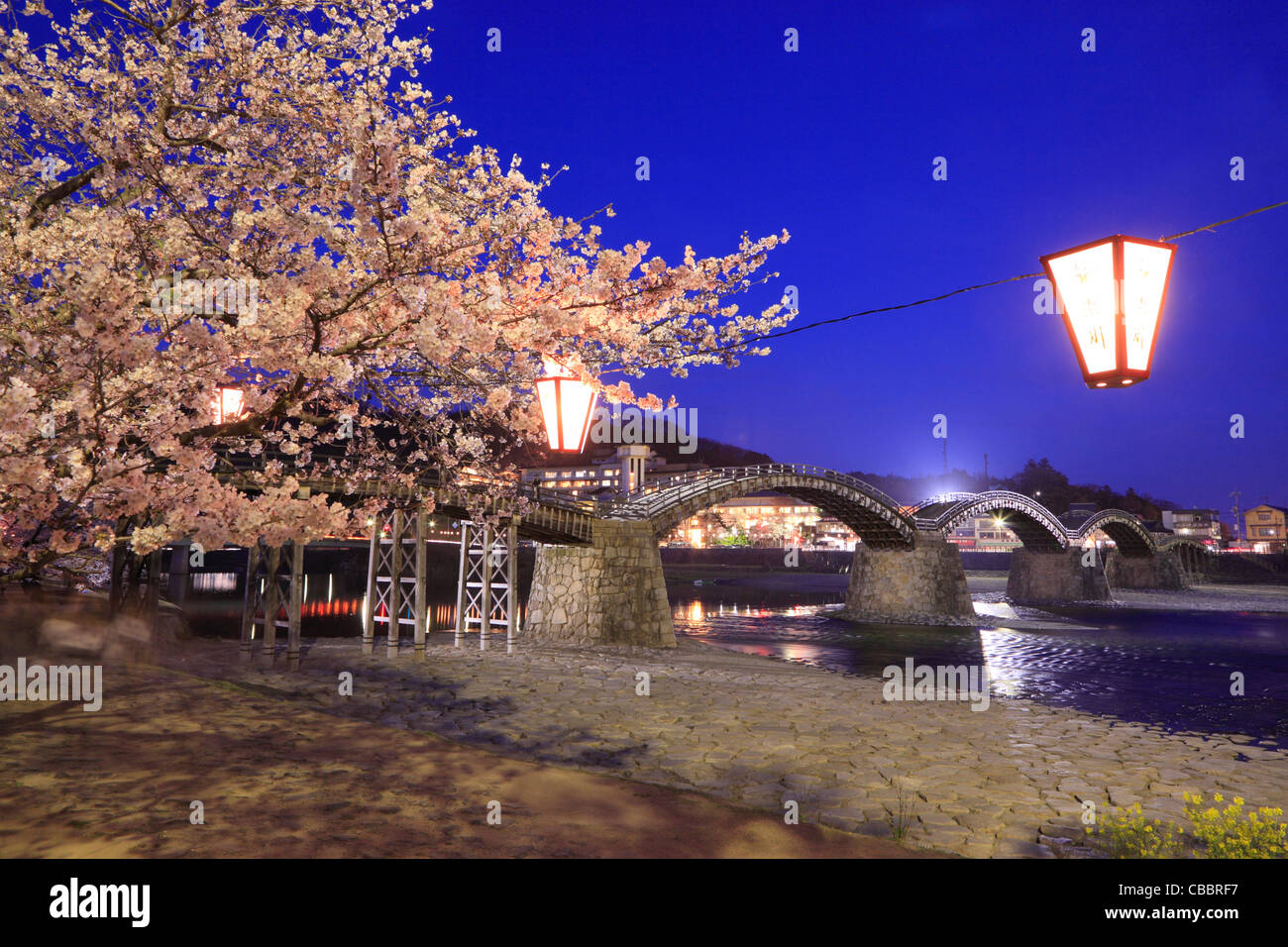 Nachtansicht der Kintai-Brücke und Fluss Nishiki, Iwakuni, Yamaguchi, Japan Stockfoto