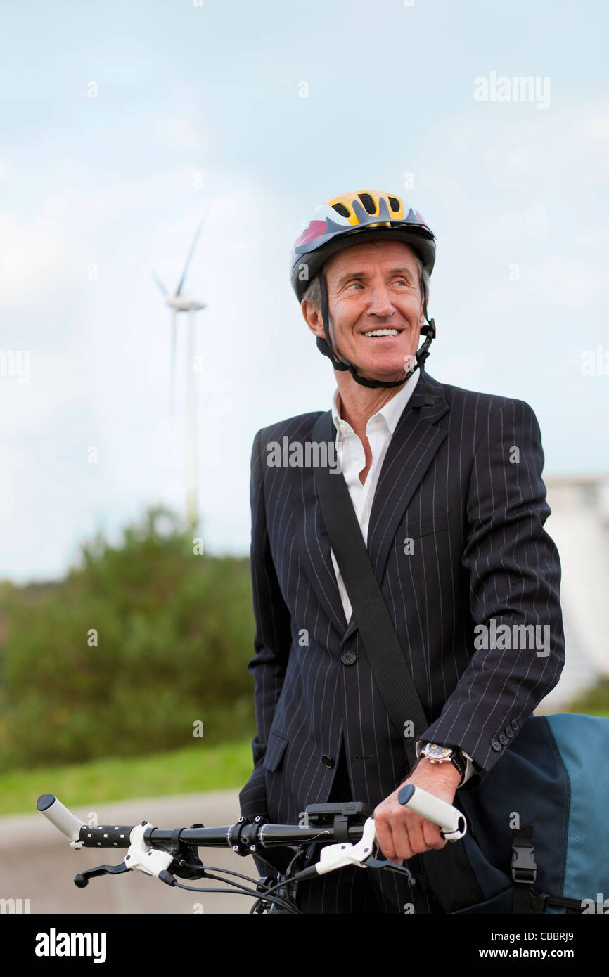 Geschäftsmann Reiten Fahrrad im Stadtpark Stockfoto
