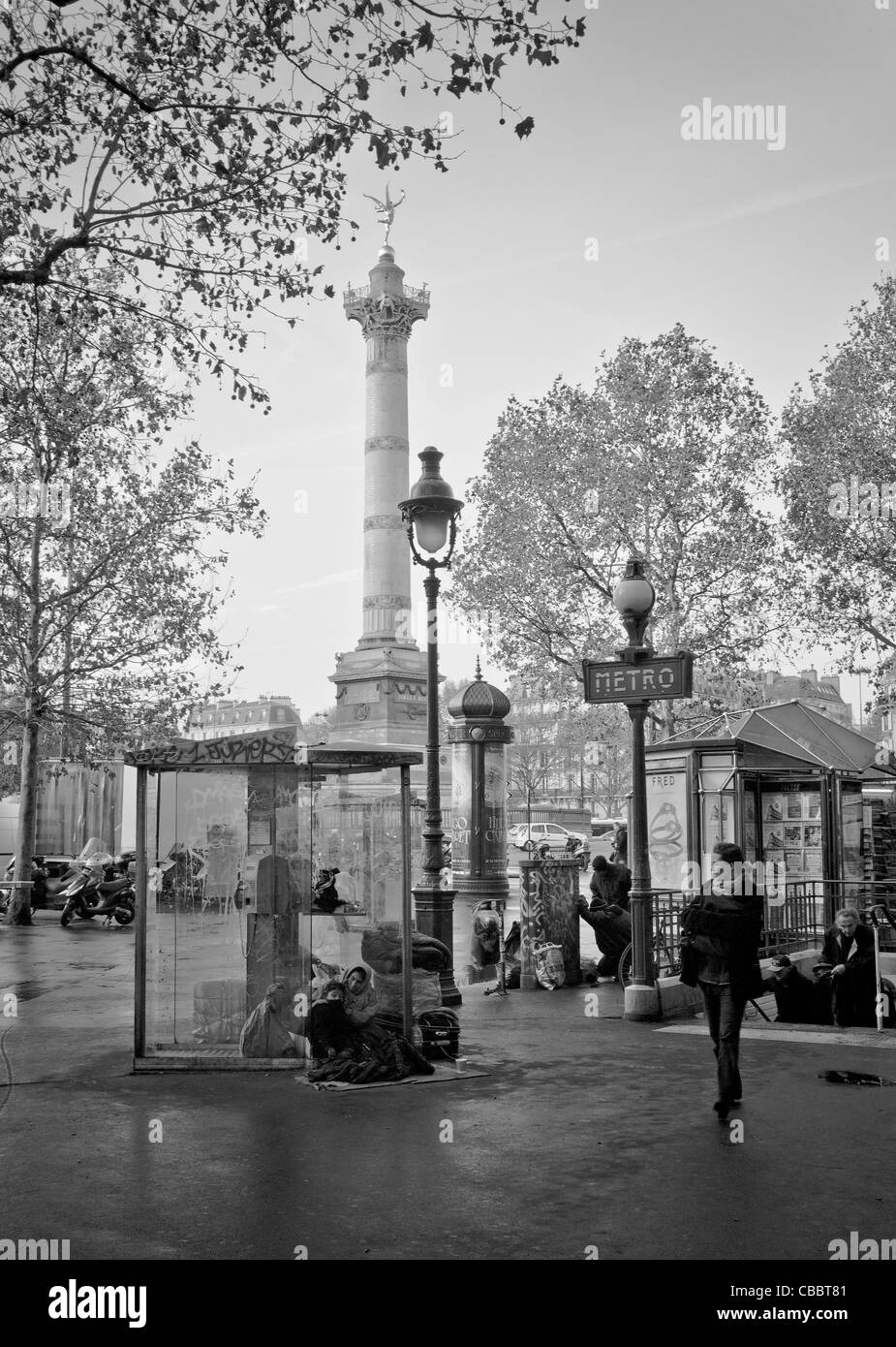 die Sehenswürdigkeiten von Paris obdachlos, Sturm auf die Bastille., die Erfassung von der Telefonzelle, wie die guten alten Zeiten. Stockfoto