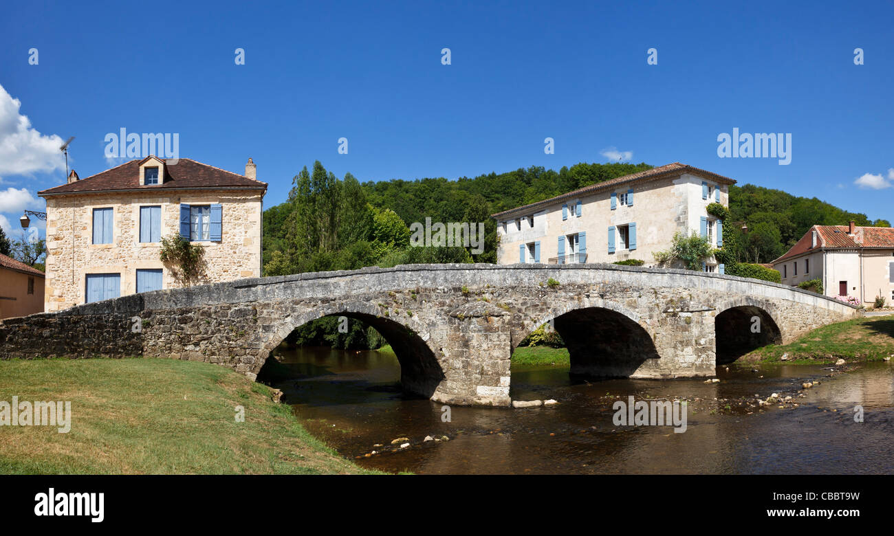 Mittelalterliche Brücke über den Fluss Cole in Saint Jean de Cole, Dordogne, Frankreich Stockfoto