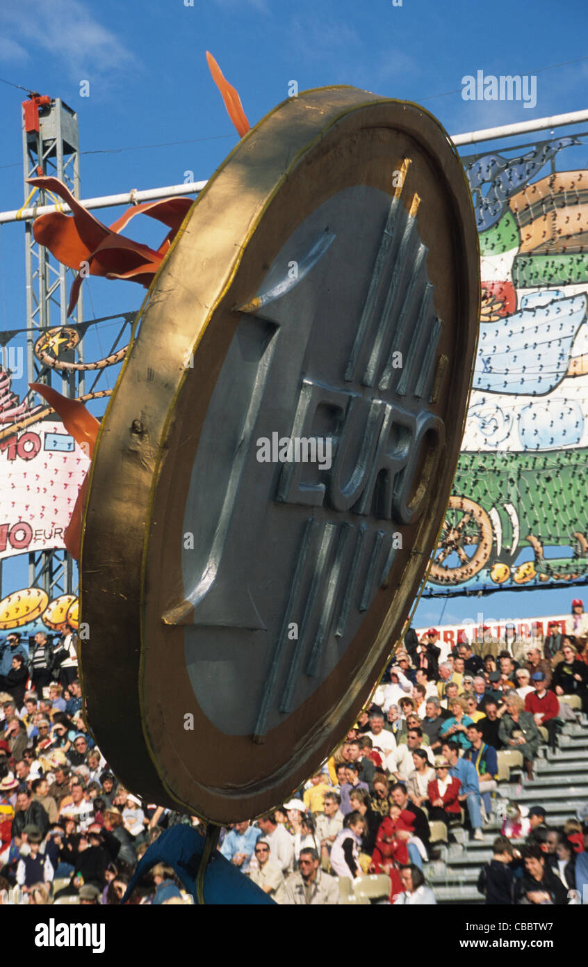 Eine große Euro-Münze feiert Frankreich Beitritt der einheitlichen Währung 2002, Karneval von Nizza, Südfrankreich Stockfoto