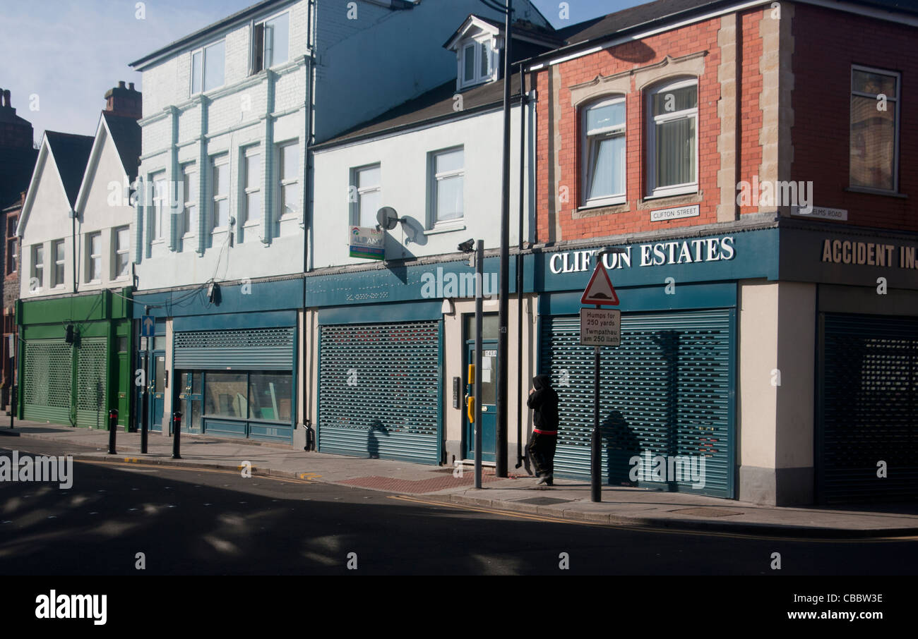 Reihe von vier leere Geschäftsräume mit Fensterläden nach Cardiff Wales UK Stockfoto