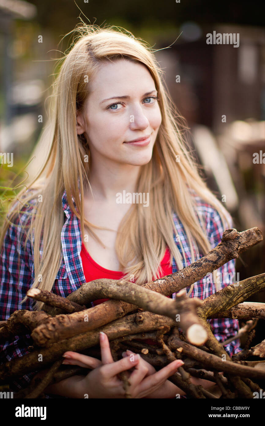 Frau sammeln von Brennholz im Garten Stockfoto