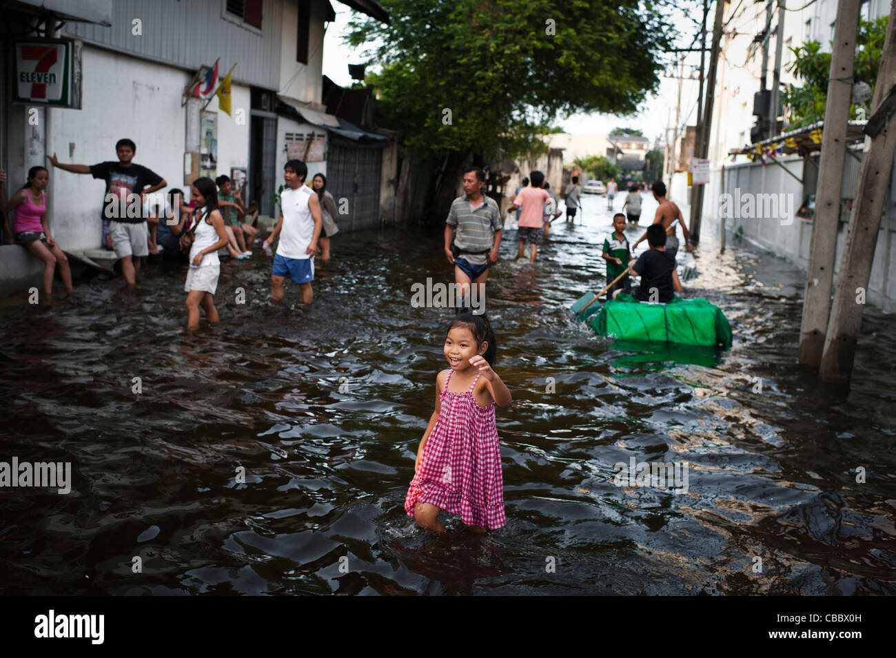 Menschen in einer überfluteten Straße in der Nähe von Bangkok während der großen Flut in Thailand 2011. Stockfoto