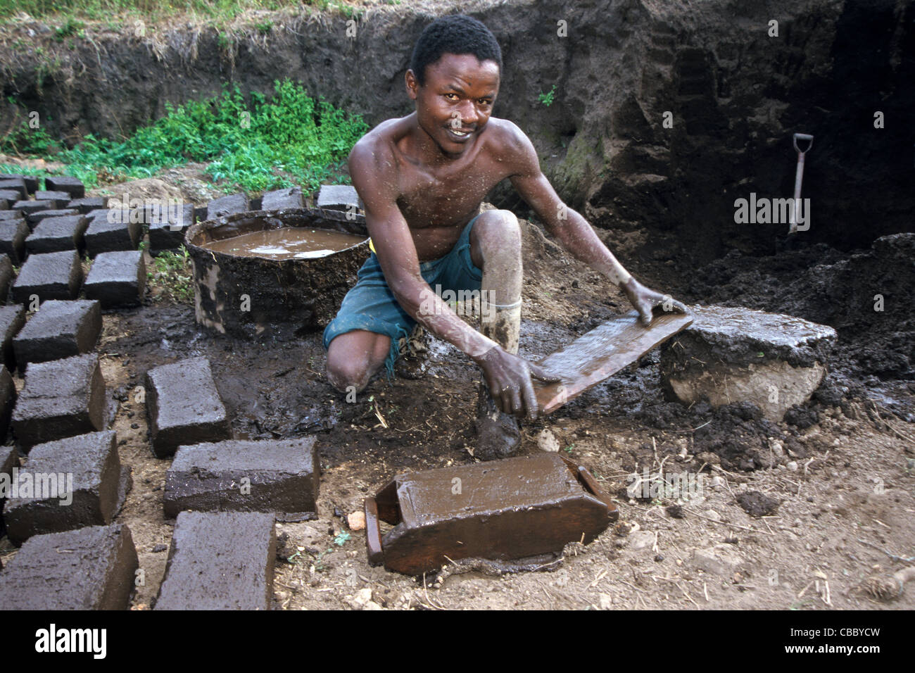 Mann macht Ziegel aus Schlamm aus einem Termitenbau in Arusha Tansania Stockfoto