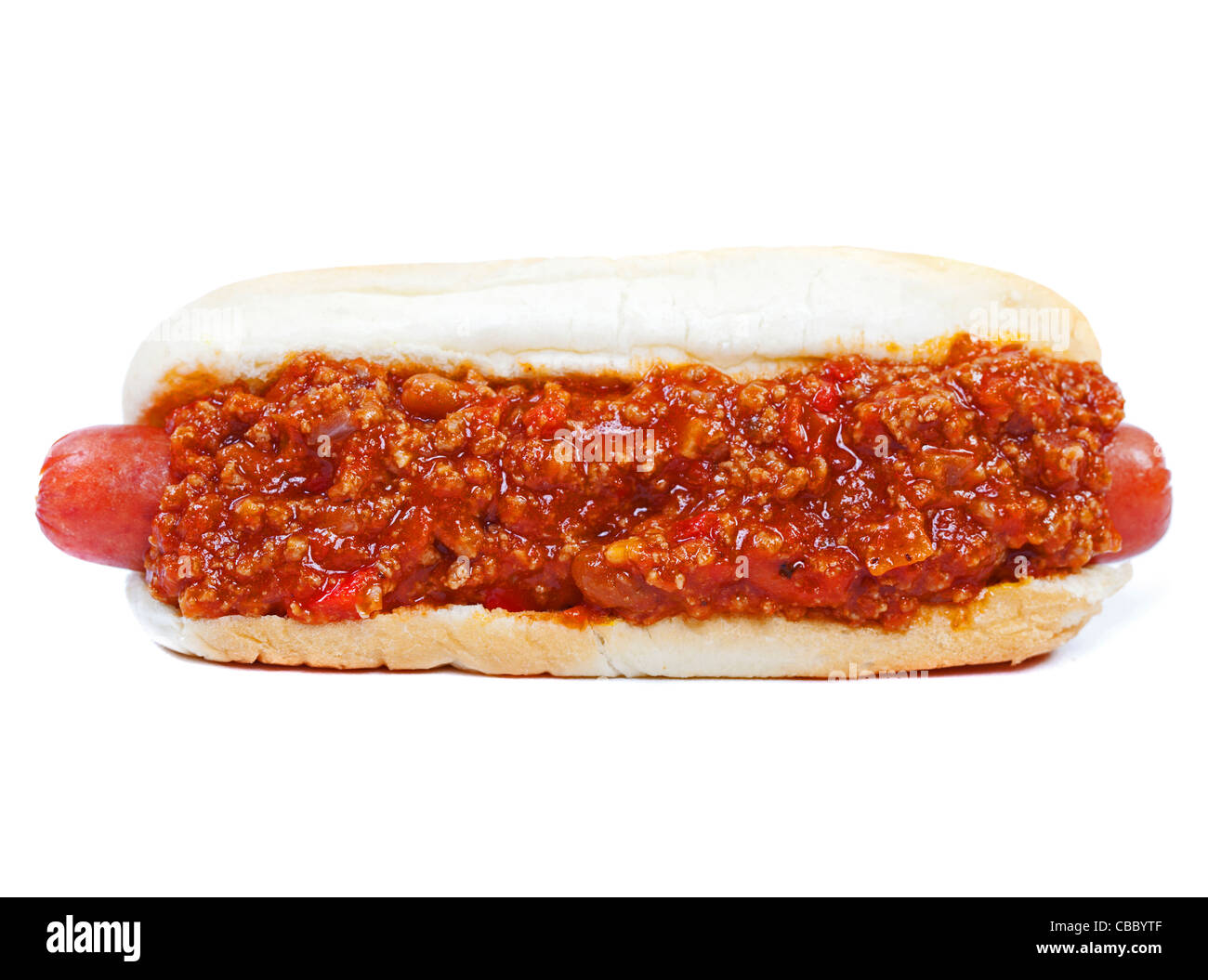 Chili-Hotdog im Brötchen isoliert auf weiss Stockfoto