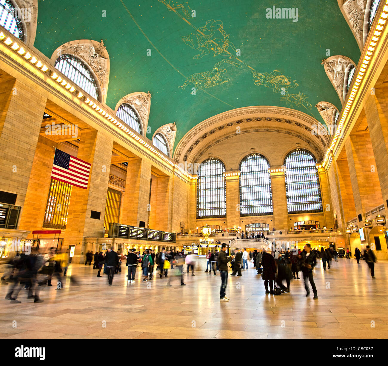 Pendler und Shopper in Bewegung am Grand Central in New York Stockfoto
