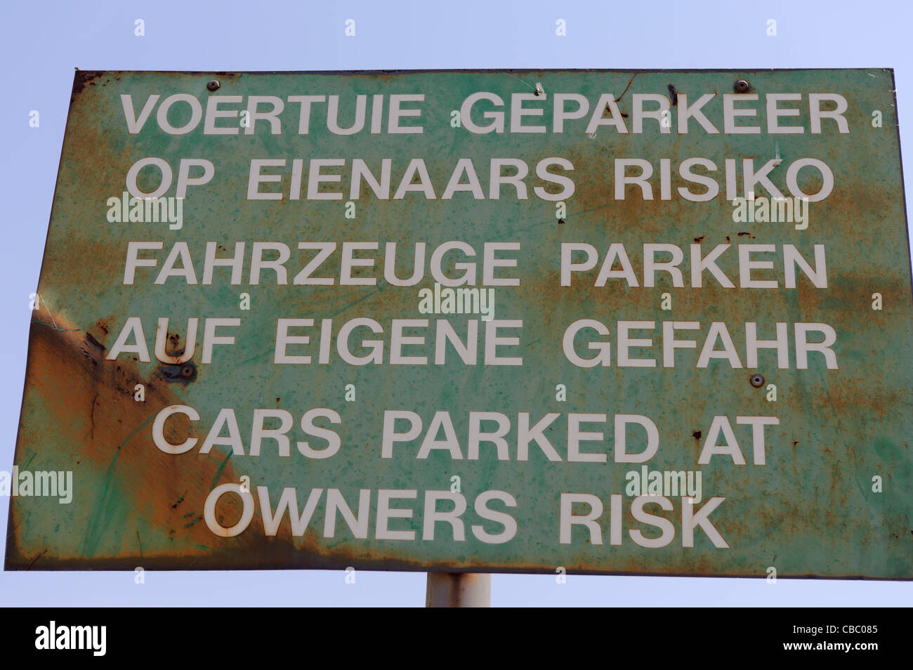 Melden Sie sich am Eingang des Parkplatzes in drei Sprachen. Windhoek, Namibia. Stockfoto