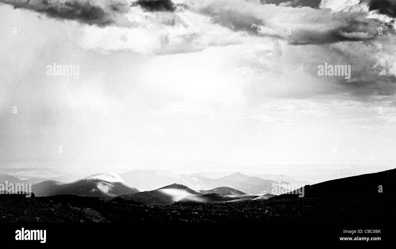 An einem nebligen Sommerabend auf 13,000 Fuß können Sie ewig sehen - fast zu den Prärien von Kansas von hier. Mount Evans Wilderness, Front Range, Colorado. Stockfoto