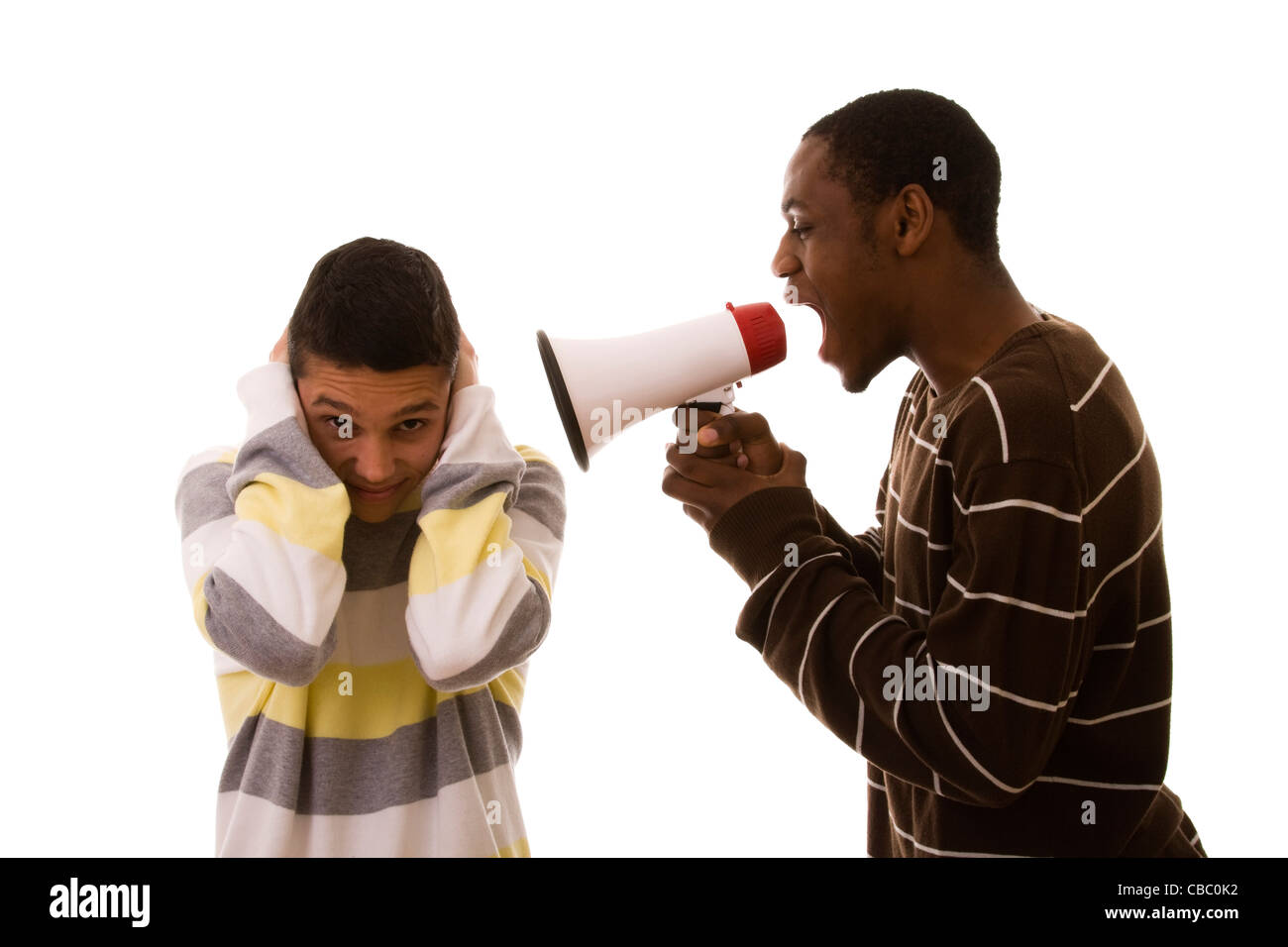 afrikanische Männer rufen zu den kaukasischen Männern (isoliert auf weiss) Stockfoto