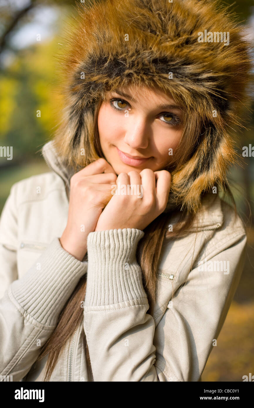 Wunderschöne junge Brünette im freien russischen Stil Pelz Hut. Stockfoto