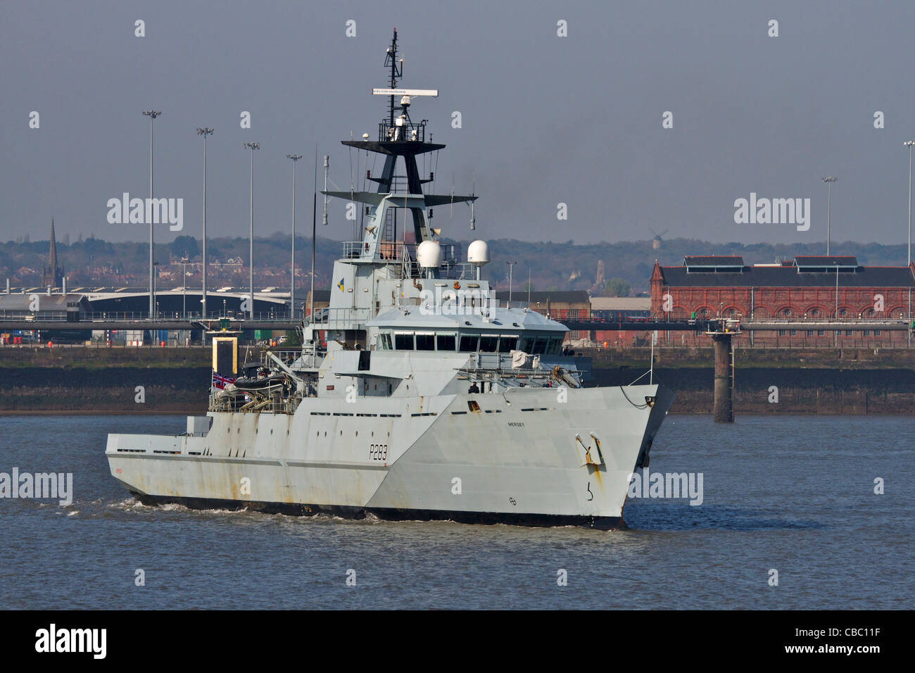 HMS MERSEY drehen Mitte Fluss bei Besuch in Liverpool, England UK. April 2011 Stockfoto