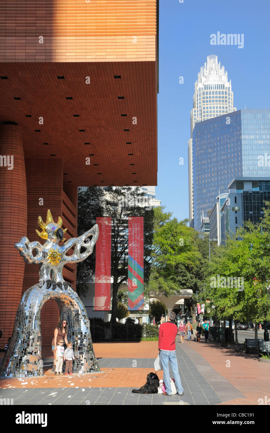 Eine Familie posiert für ein Foto vor dem Eingang, das Bechtler Museum of Modern Art, Charlotte, North Carolina, USA Stockfoto