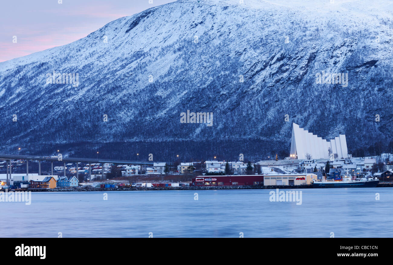 Das typische blaue Licht des Winters über die Eismeerkathedrale oder Tromsdalen Kirche. Stockfoto