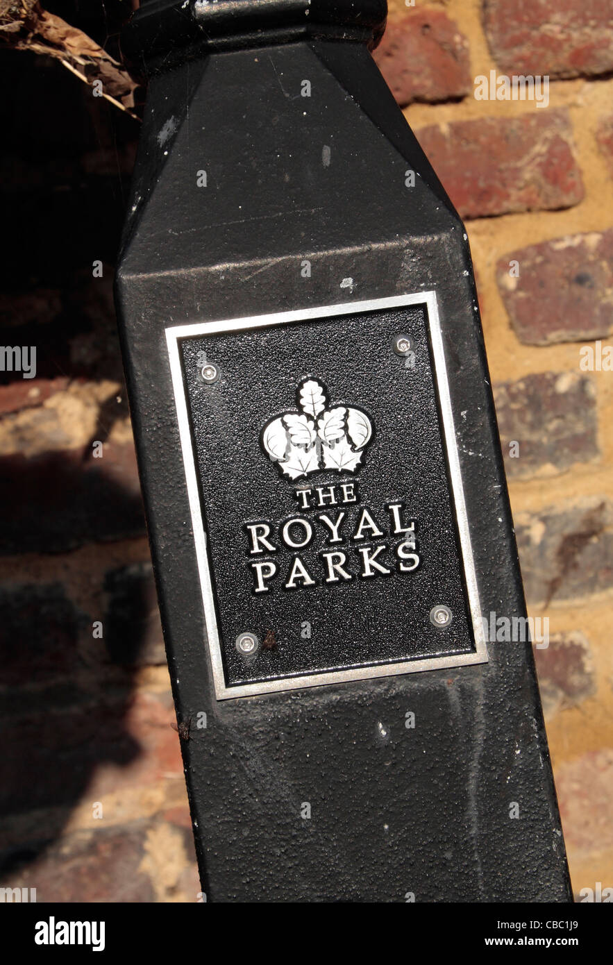 Logo für 'The Royal Parks' auf einen Laternenpfahl in Bushy Park, London, UK. Stockfoto